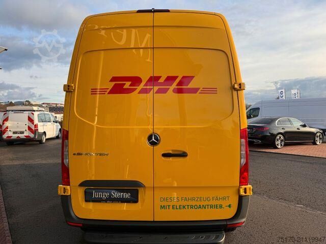 High-roof van Mercedes-Benz eSprinter 312 DHL Regal KEP-Ausbau