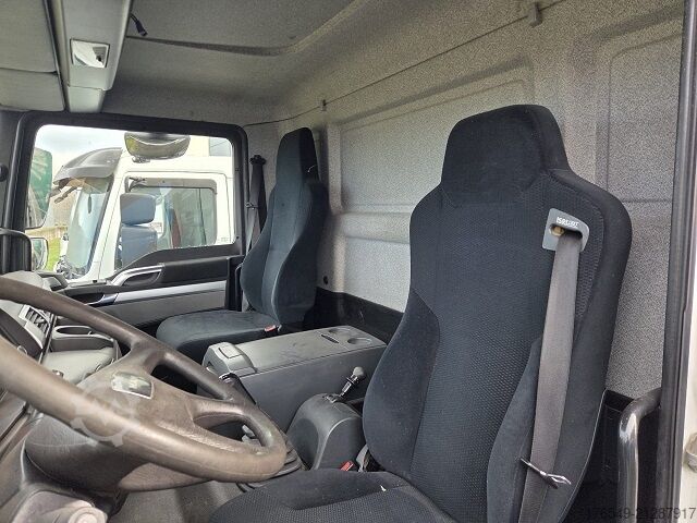 Van with tail lift MAN TGM 26.340