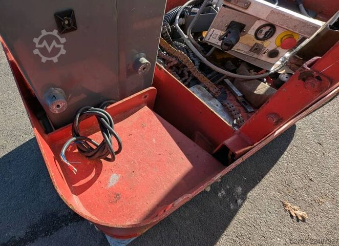 Scissor lift SkyJack SJ12