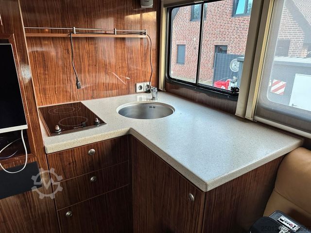 Viehtransporter LKW SCANIA R380 6x2 LL 7 Pferde + Bad/ TV/ WC/ Küche