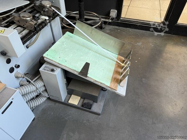 Querformat-Broschürenfertiger mit Dreimesser-Schneider Horizon SPF-200L