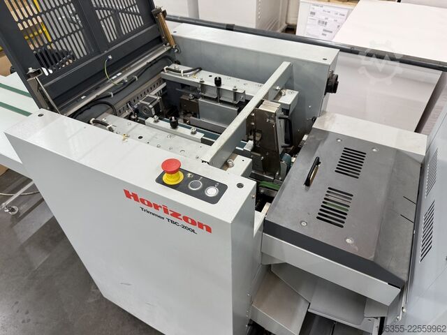 Querformat-Broschürenfertiger mit Dreimesser-Schneider Horizon SPF-200L