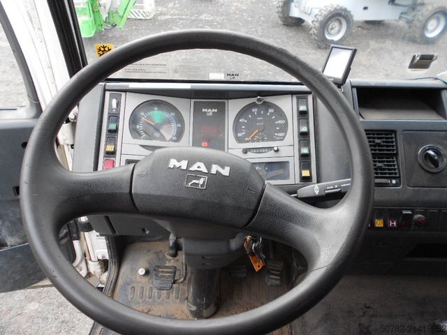Tipper van MAN MAN LE8.150 mit Palfinger PKG7001