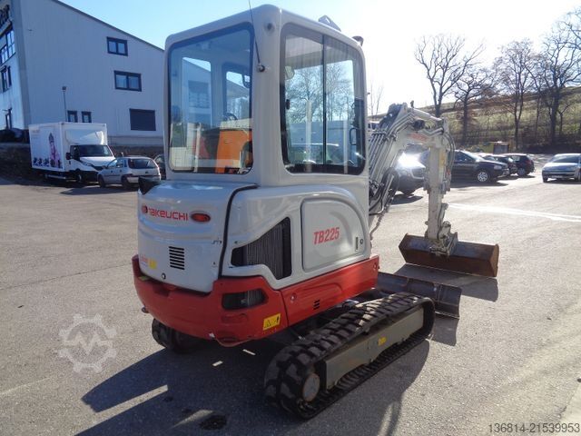 Minibagger TAKEUCHI TB 225 Powertilt Löffel Taklock 2.400 kg