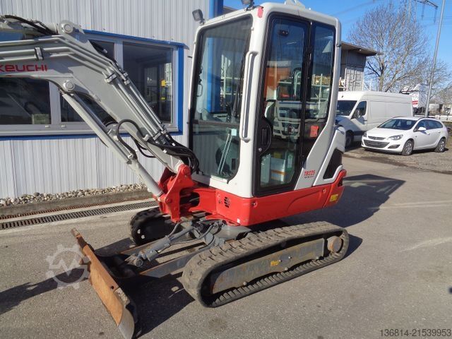 Minibagger TAKEUCHI TB 225 Powertilt Löffel Taklock 2.400 kg